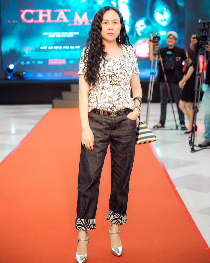 Phượng Chanel tái xuất, ăn vận đơn giản nhưng vẫn mắc lỗi khiến trang phục “kém sang” ảnh 2 Phượng Chanel tái xuất: Ăn vận đơn giản nhưng vẫn mắc một lỗi phổ biến khiến trang phục kém sang” vài phần-2