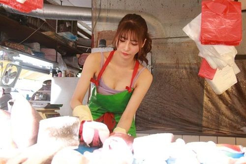 Hot girl bán cá nổi tiếng Đài Loan vì xinh đẹp và thần thái rạng rỡ sáng bừng chợ cá ảnh 2
