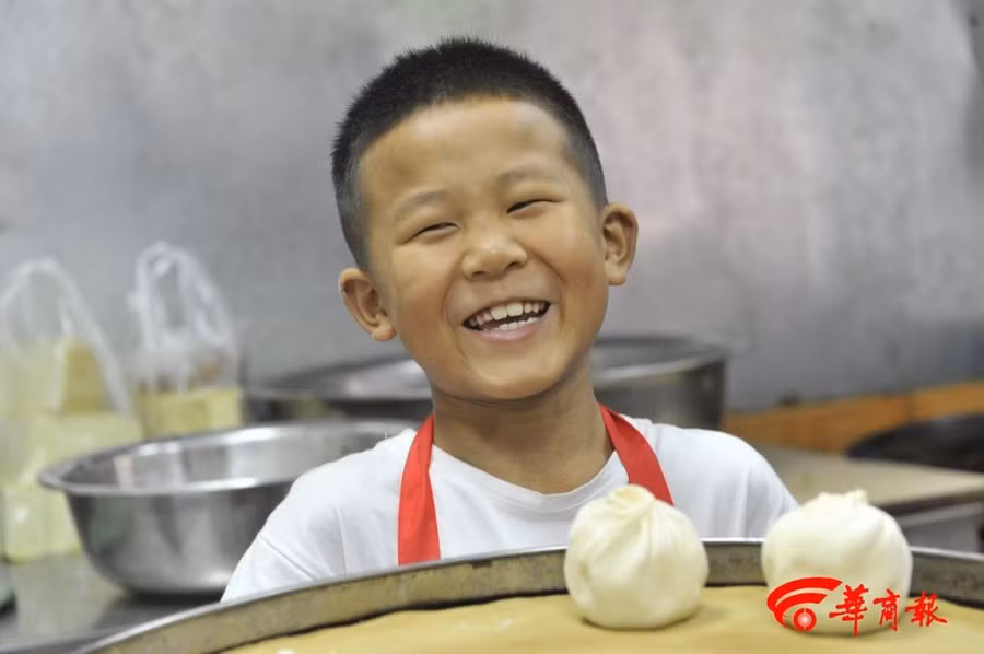 "Soái ca bánh bao" 7 tuổi gây sốt MXH nhờ tài cán bánh siêu thần tốc, giúp bố bán 2000 bánh mỗi ngày, bạn học kéo đến nhà học nghề - Ảnh 5.