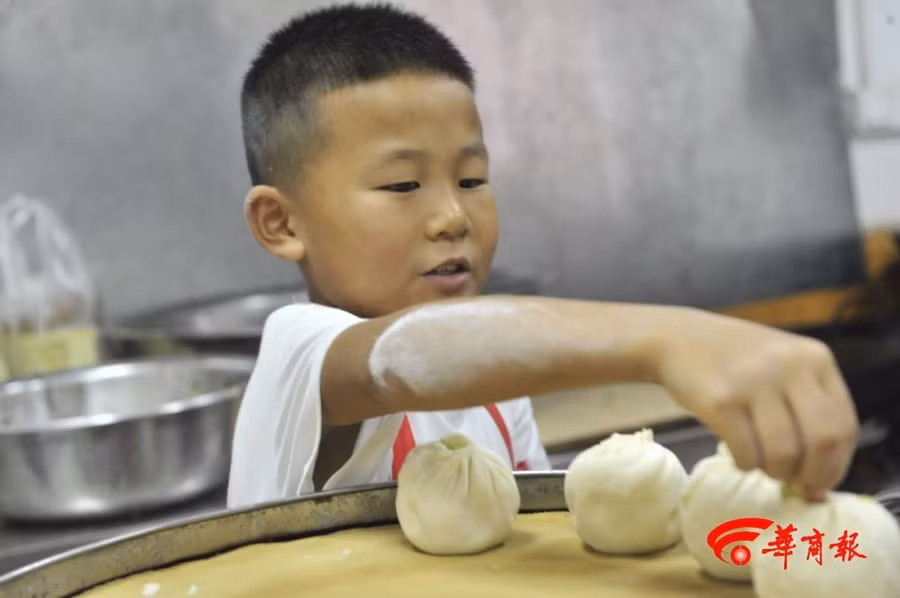 "Soái ca bánh bao" 7 tuổi gây sốt MXH nhờ tài cán bánh siêu thần tốc, giúp bố bán 2000 bánh mỗi ngày, bạn học kéo đến nhà học nghề - Ảnh 3.