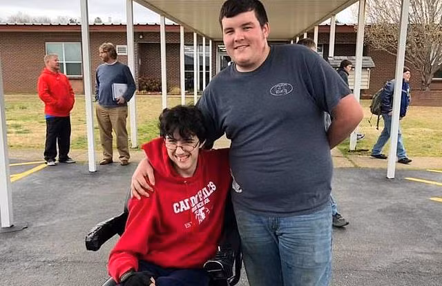 Tanner Wilson (phải) tiết kiệm suốt 2 năm để mua xe điện cho bạn Brandon Qualls.