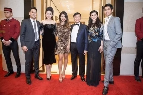 Á hậu Tú Anh từng có thời gian khá gần gũi với doanh nhân Phillip Nguyễn và gia đình anh.