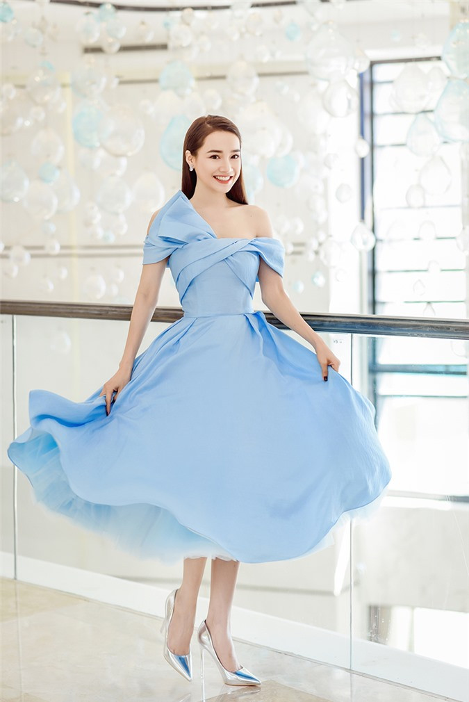 Nhã Phương diện váy xanh ngọc khoe eo thon dáng đẹp sau khi sinh con nha phuong dien vay xanh ngoc khoe eo thon dang dep sau khi sinh con