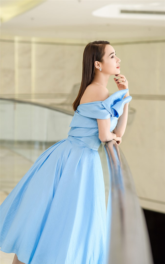 Nhã Phương diện váy xanh ngọc khoe eo thon dáng đẹp sau khi sinh con nha phuong dien vay xanh ngoc khoe eo thon dang dep sau khi sinh con