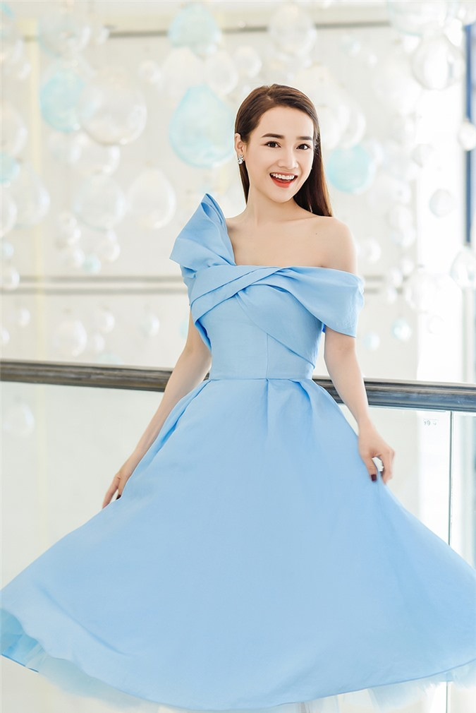 Nhã Phương diện váy xanh ngọc khoe eo thon dáng đẹp sau khi sinh con nha phuong dien vay xanh ngoc khoe eo thon dang dep sau khi sinh con