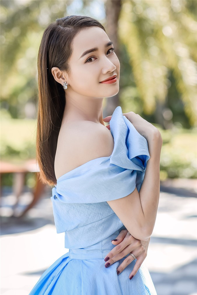 Nhã Phương diện váy xanh ngọc khoe eo thon dáng đẹp sau khi sinh con nha phuong dien vay xanh ngoc khoe eo thon dang dep sau khi sinh con