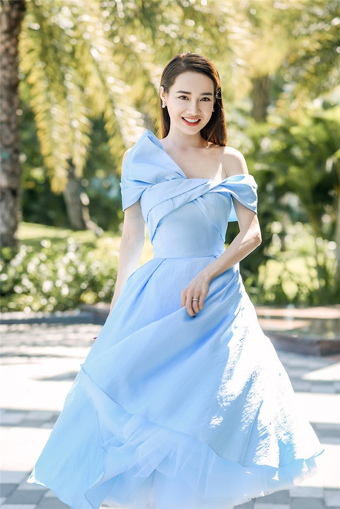 Nhã Phương diện váy xanh ngọc khoe eo thon dáng đẹp sau khi sinh con nha phuong dien vay xanh ngoc khoe eo thon dang dep sau khi sinh con