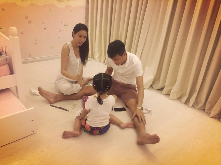 Con gái thường xuyên làm việc này, ca sĩ Thủy Tiên ngỡ ngàng nhận ra mình là "kiếp đẻ thuê" ảnh 2 thuy-tien-cong-vinh-02