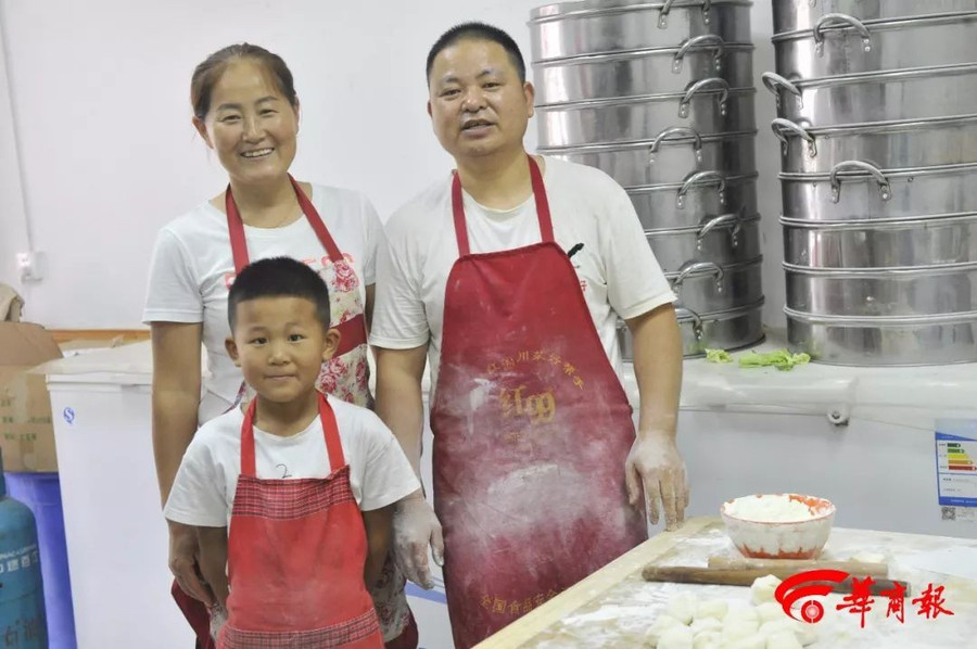 "Soái ca bánh bao" 7 tuổi gây sốt MXH nhờ tài cán bánh siêu thần tốc, giúp bố bán 2000 bánh mỗi ngày, bạn học kéo đến nhà học nghề - Ảnh 4. "Soái ca bánh bao" 7 tuổi gây sốt MXH nhờ tài cán bánh siêu thần tốc, giúp bố bán 2000 bánh mỗi ngày, bạn học kéo đến nhà học nghề - Ảnh 4.