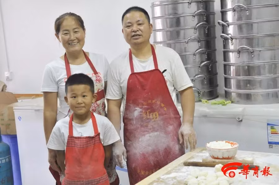 "Soái ca bánh bao" 7 tuổi gây sốt MXH nhờ tài cán bánh siêu thần tốc, giúp bố bán 2000 bánh mỗi ngày, bạn học kéo đến nhà học nghề - Ảnh 4.