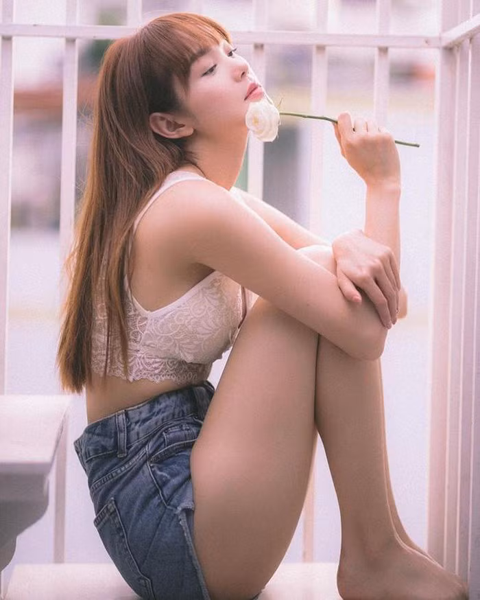 Bất ngờ phong cách "hồi teen" ở tuổi ngoài 30 của Hồ Ngọc Hà, Minh Hằng ảnh 8