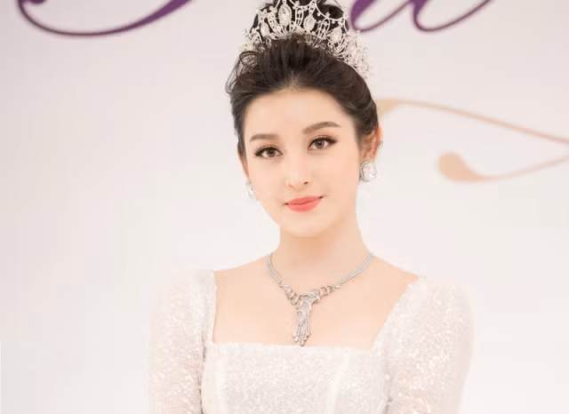 Huyền My trong trang phục áo cưới.