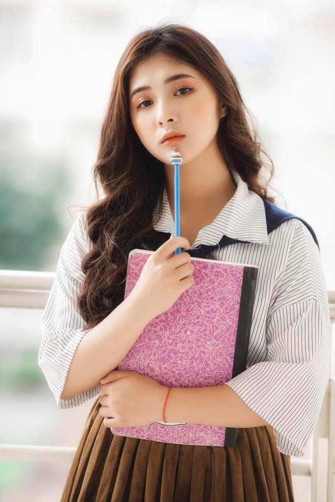 Chỉ một bức ảnh mặc áo dài, cô gái khiến dân mạng trầm trồ và hình quá khứ bất ngờ ảnh 8 Chỉ một bức ảnh mặc áo dài, cô gái khiến dân mạng trầm trồ và hình quá khứ bất ngờ ảnh 8