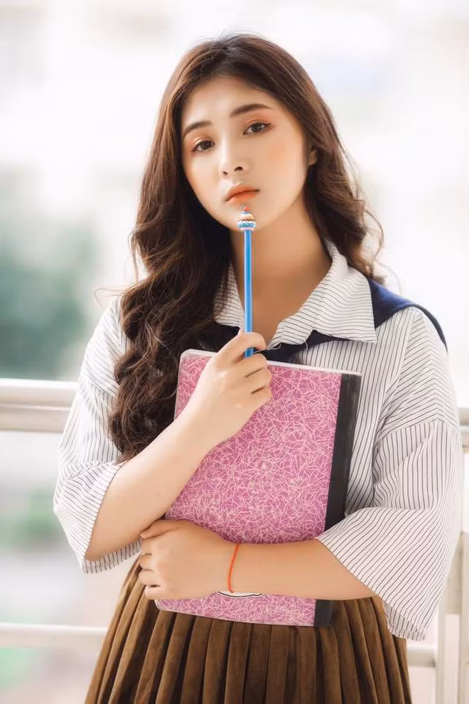 Chỉ một bức ảnh mặc áo dài, cô gái khiến dân mạng trầm trồ và hình quá khứ bất ngờ ảnh 8