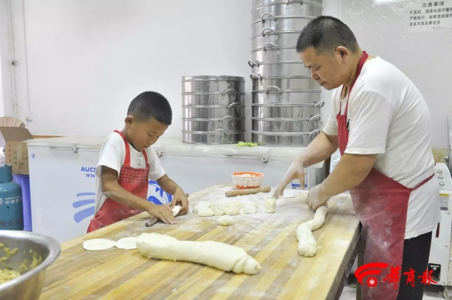 "Soái ca bánh bao" 7 tuổi gây sốt MXH nhờ tài cán bánh siêu thần tốc, giúp bố bán 2000 bánh mỗi ngày, bạn học kéo đến nhà học nghề - Ảnh 2. "Soái ca bánh bao" 7 tuổi gây sốt MXH nhờ tài cán bánh siêu thần tốc, giúp bố bán 2000 bánh mỗi ngày, bạn học kéo đến nhà học nghề - Ảnh 2.