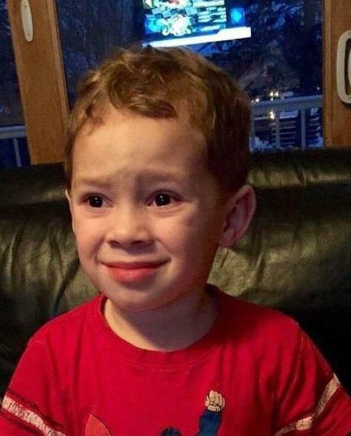 Ảnh bé gái 5 tuổi "vật vã" sau ngày đầu đi học nổi tiếng trên mạng ảnh 1