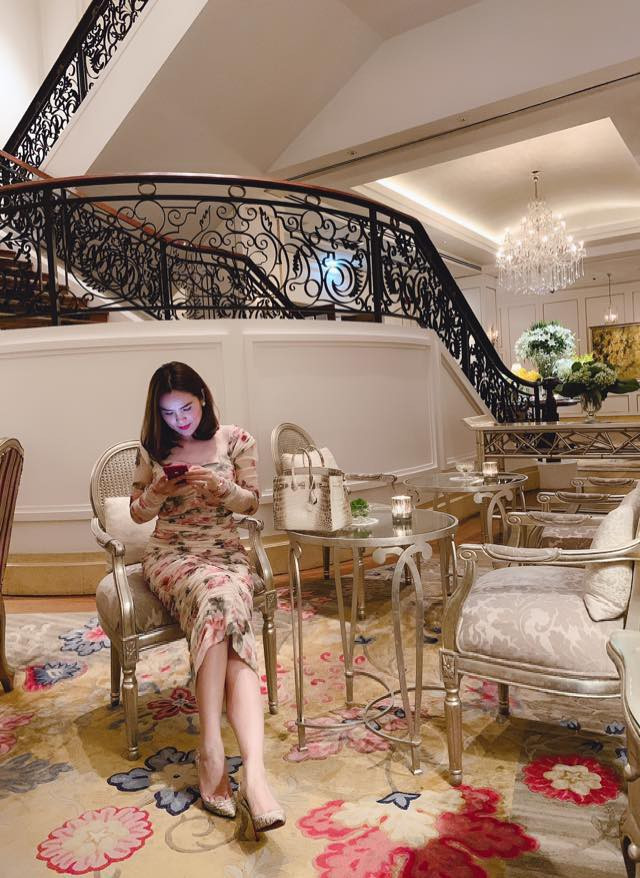 Cuộc sống trong biệt thự sang chảnh của Hoa hậu quỳ gối rửa chân cho chồng, nhìn một góc phòng khách cũng đủ lác mắt - Ảnh 3. Cuộc sống trong biệt thự sang chảnh của Hoa hậu quỳ gối rửa chân cho chồng, nhìn một góc phòng khách cũng đủ lác mắt - Ảnh 3.