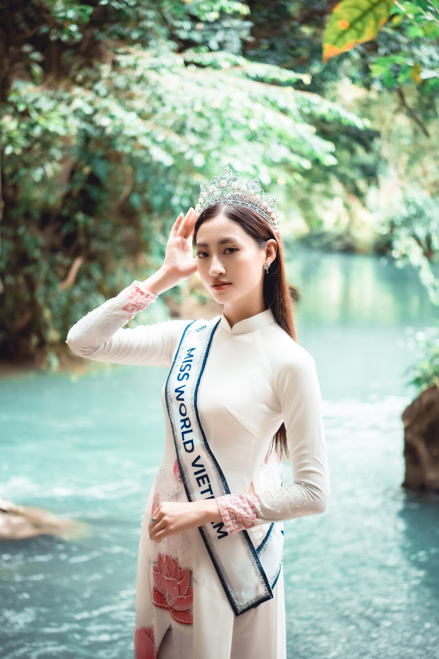 Lương Thùy Linh nhẹ nhàng thả dáng bên bờ cát trắng giữa dòng nước xanh như ngọc bích. Lương Thùy Linh nhẹ nhàng thả dáng bên bờ cát trắng giữa dòng nước xanh như ngọc bích.