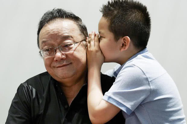 Từng cuống quýt khi có con ở tuổi 60, ít ai ngờ “Hòa Thân” Vương Cương chăm con tận tụy thế này ảnh 2 Từng cuống quýt khi có con ở tuổi 60, ít ai ngờ “Hòa Thân” Vương Cương chăm con tận tụy thế này ảnh 2