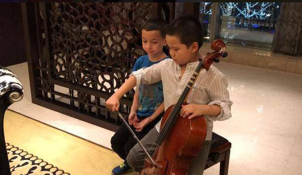 Từng cuống quýt khi có con ở tuổi 60, ít ai ngờ “Hòa Thân” Vương Cương chăm con tận tụy thế này ảnh 13 Từng cuống quýt khi có con ở tuổi 60, ít ai ngờ “Hòa Thân” Vương Cương chăm con tận tụy thế này ảnh 13