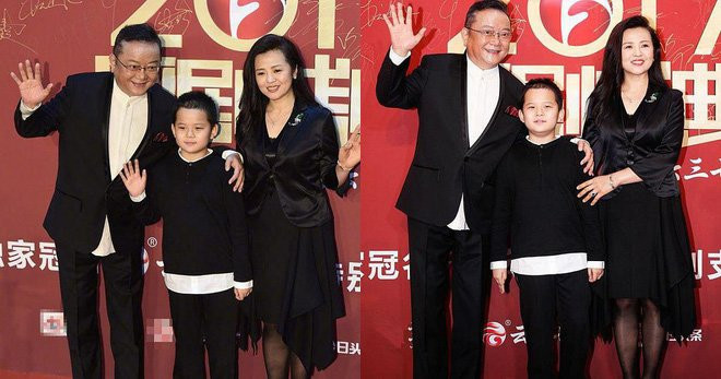 Từng cuống quýt khi có con ở tuổi 60, ít ai ngờ “Hòa Thân” Vương Cương chăm con tận tụy thế này ảnh 5 Từng cuống quýt khi có con ở tuổi 60, ít ai ngờ “Hòa Thân” Vương Cương chăm con tận tụy thế này ảnh 5