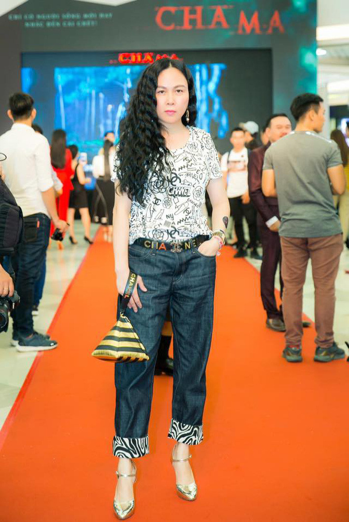 Phượng Chanel tái xuất, ăn vận đơn giản nhưng vẫn mắc lỗi khiến trang phục “kém sang” ảnh 3 Phượng Chanel tái xuất: Ăn vận đơn giản nhưng vẫn mắc một lỗi phổ biến khiến trang phục kém sang” vài phần-3