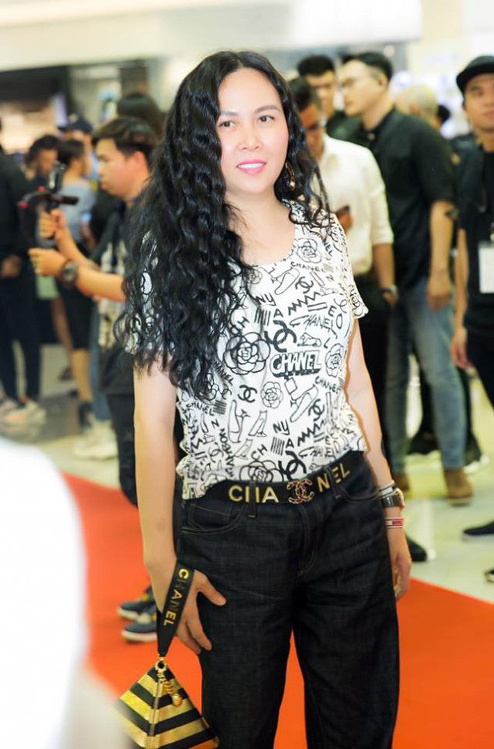 Phượng Chanel tái xuất, ăn vận đơn giản nhưng vẫn mắc lỗi khiến trang phục “kém sang” ảnh 1 Phượng Chanel tái xuất: Ăn vận đơn giản nhưng vẫn mắc một lỗi phổ biến khiến trang phục kém sang” vài phần-1