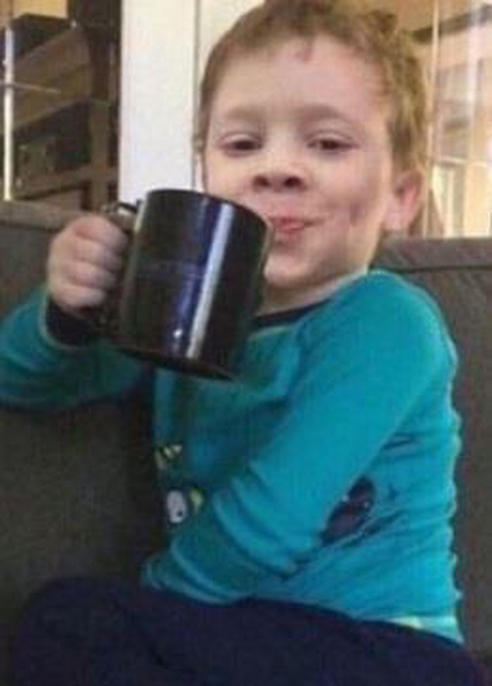 Ảnh bé gái 5 tuổi "vật vã" sau ngày đầu đi học nổi tiếng trên mạng ảnh 2