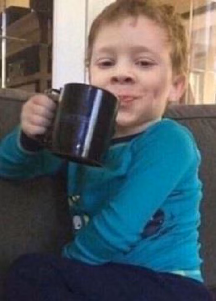 Ảnh bé gái 5 tuổi "vật vã" sau ngày đầu đi học nổi tiếng trên mạng ảnh 2