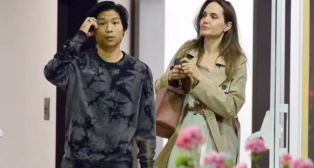 Pax Thiên chững chạc bên mẹ nuôi Angelina Jolie.