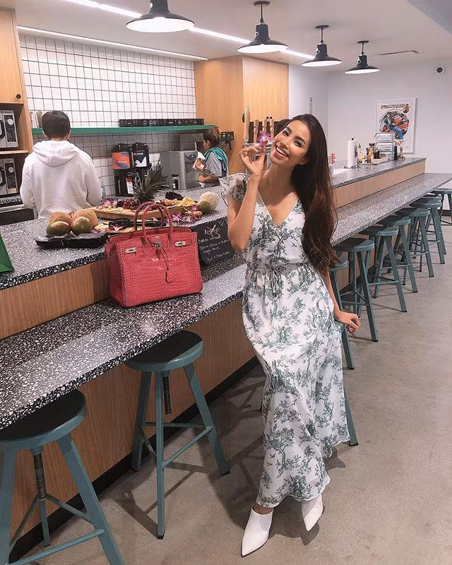 Ít ai ngờ Phạm Hương chỉ trung thành với 3 đôi cao gót này ảnh 2 tui hieu thi moi ngay 1 cai, nhung pham huong chi trung thanh voi 3 doi cao got nay thoi! - 4