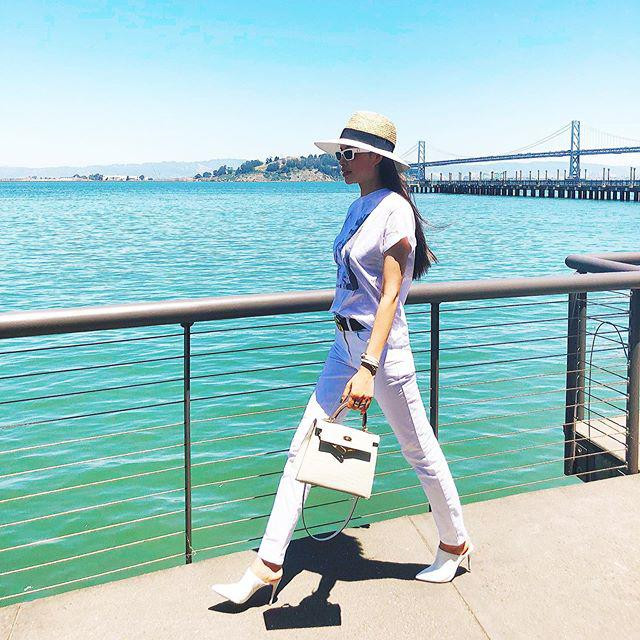 Ít ai ngờ Phạm Hương chỉ trung thành với 3 đôi cao gót này ảnh 4 tui hieu thi moi ngay 1 cai, nhung pham huong chi trung thanh voi 3 doi cao got nay thoi! - 6