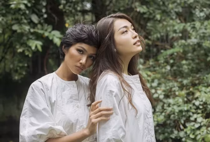 Hoa hậu H"Hen Niê vừa tung bộ ảnh chụp cùng Á hậu Lệ Hằng.