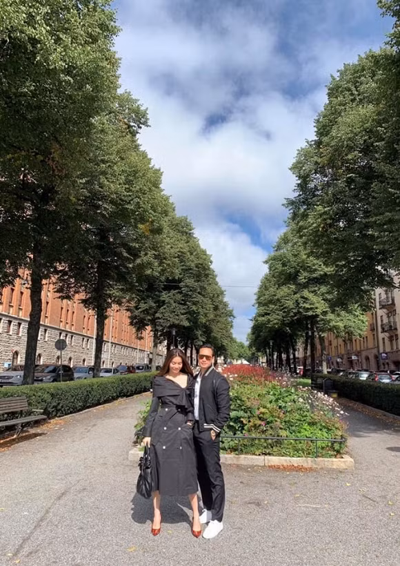 Kim Lý đăng ảnh dạo phố cùng Hà Hồ tại trời Tây sau thời gian xa cách. 