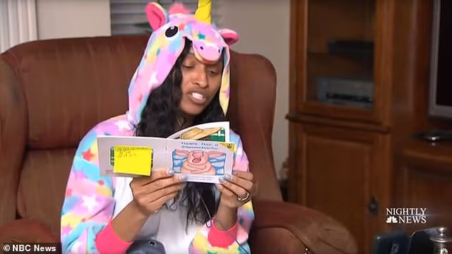 Belinda George kể chuyện cho học sinh nghe qua ứng dụng Facebook Live.