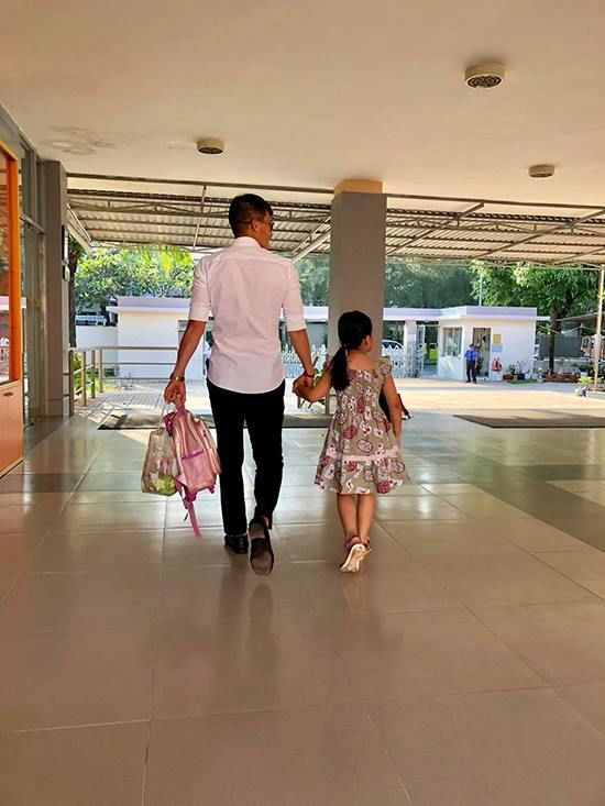 Con gái thường xuyên làm việc này, ca sĩ Thủy Tiên ngỡ ngàng nhận ra mình là "kiếp đẻ thuê" ảnh 4 thuy-tien-cong-vinh-04