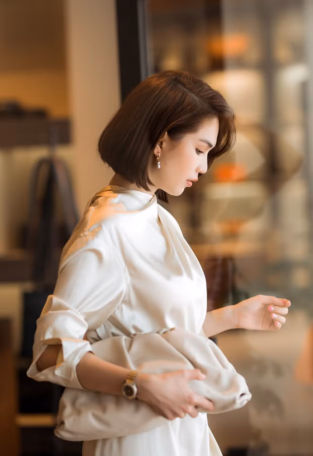 Ngọc Trinh khoe vẻ đẹp trẻ trung với mái tóc ngắn, kết hợp cùng trang sức và phụ kiện đắt đỏ.