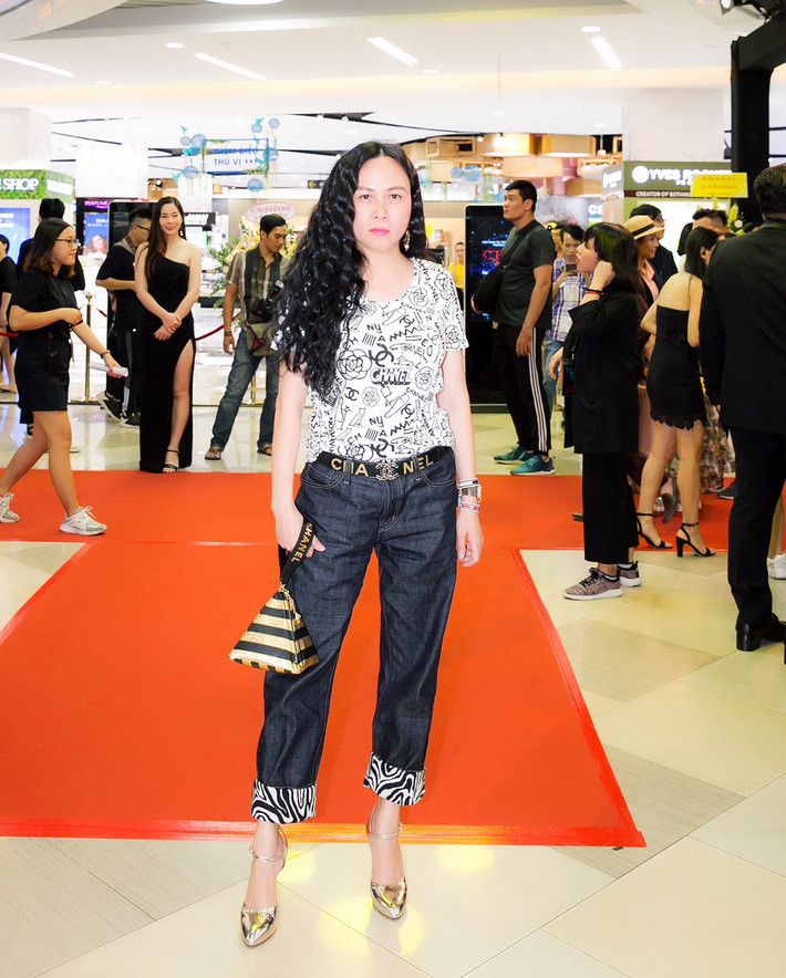 Phượng Chanel tái xuất, ăn vận đơn giản nhưng vẫn mắc lỗi khiến trang phục “kém sang” ảnh 5 Phượng Chanel tái xuất: Ăn vận đơn giản nhưng vẫn mắc một lỗi phổ biến khiến trang phục kém sang” vài phần-5