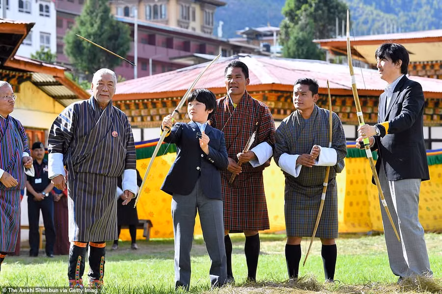 Hoàng tử nhỏ Nhật Bản gây sốt cộng đồng mạng với hình ảnh quá đáng yêu ở Bhutan ảnh 4