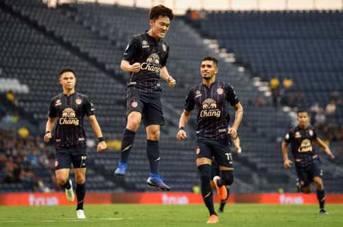 Xuân Trường (thứ hai từ trái sang) mừng bàn thắng cho Buriram. Ảnh:BUFC.