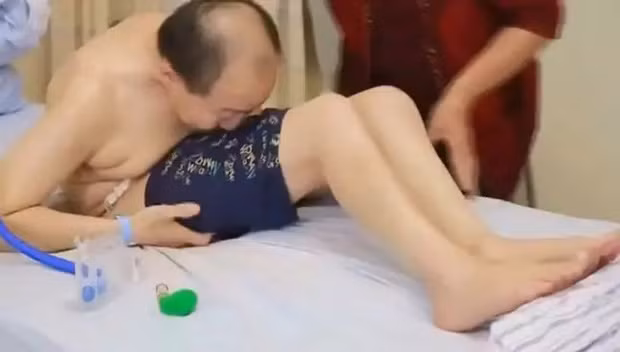 Vậy mà suốt 28 năm trời kể từ khi mắc căn bệnh quái ác, ông không thể đứng thẳng được nữa.