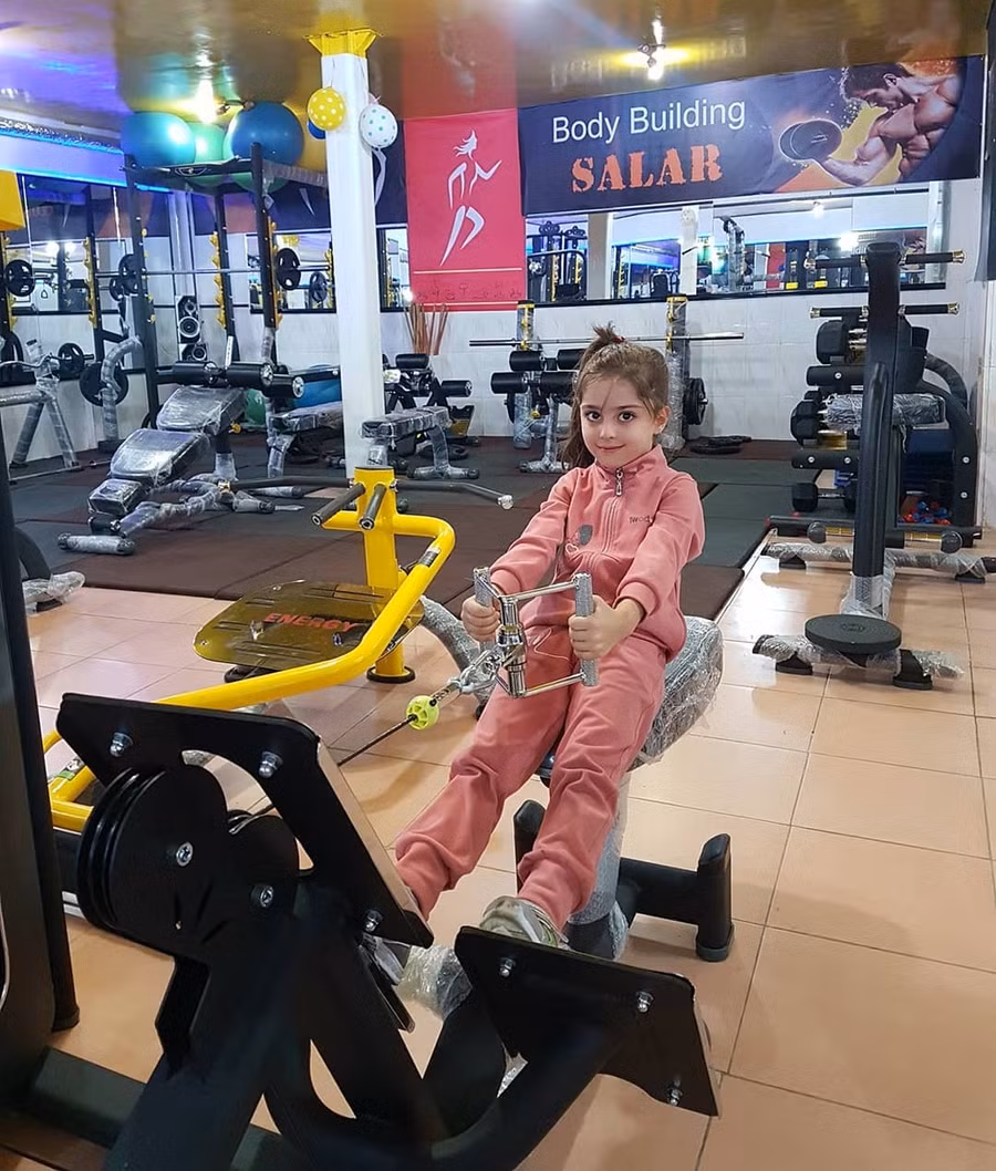 be gai 7 tuoi bi lam phien vi qua dep khien bo phai nghi viec de lam ve si - 11