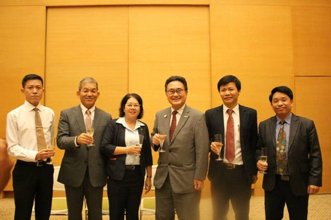Ông Nguyễn Văn Lợi, ông Keiji Kaneko, bà Bùi Thị Diễm Thu, ông Kawaue Junichi, ông Nguyễn Thanh Đề và ông Lê Văn Tuấn tại Lễ ký kết (thứ tự từ trái sang phải). Ông Nguyễn Văn Lợi, ông Keiji Kaneko, bà Bùi Thị Diễm Thu, ông Kawaue Junichi, ông Nguyễn Thanh Đề và ông Lê Văn Tuấn tại Lễ ký kết (thứ tự từ trái sang phải).