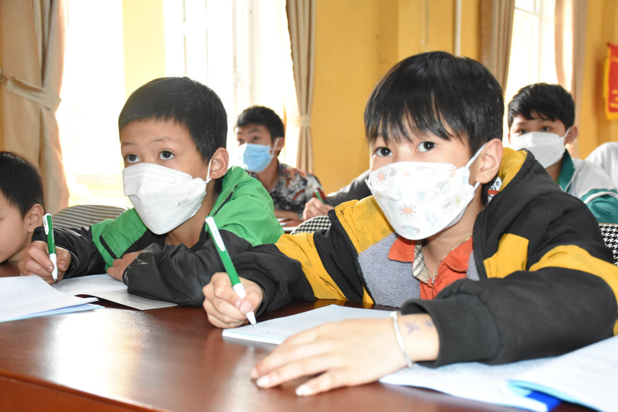 Những học viên "nhí" với mong muốn học để biết viết, biết đọc tiếng Nôm của đồng bào mình Những học viên "nhí" với mong muốn học để biết viết, biết đọc tiếng Nôm của đồng bào mình