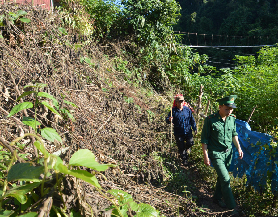 Ông Lỳ Xuyến Phù - người có uy tín ở bản A Pa Chải, xã Sín Thầu, huyện Mường Nhé (tỉnh Điện Biên) cùng bộ đội biên phòng tuần tra trên biên giới