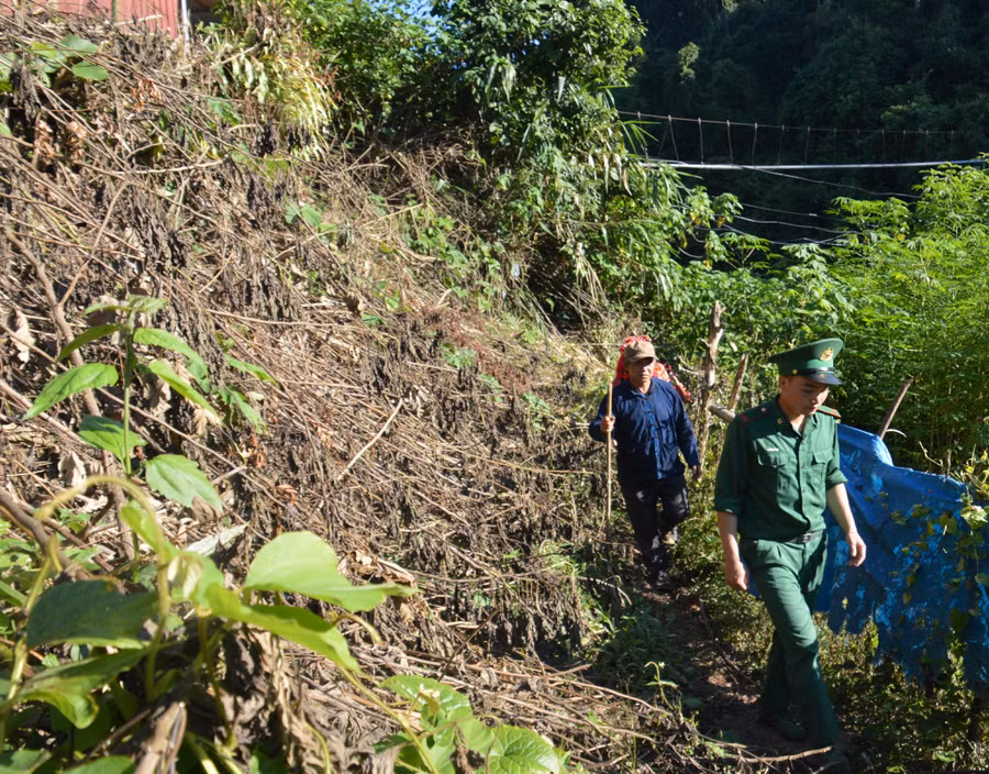 Ông Lỳ Xuyến Phù - người có uy tín ở bản A Pa Chải, xã Sín Thầu, huyện Mường Nhé (tỉnh Điện Biên) cùng bộ đội biên phòng tuần tra trên biên giới