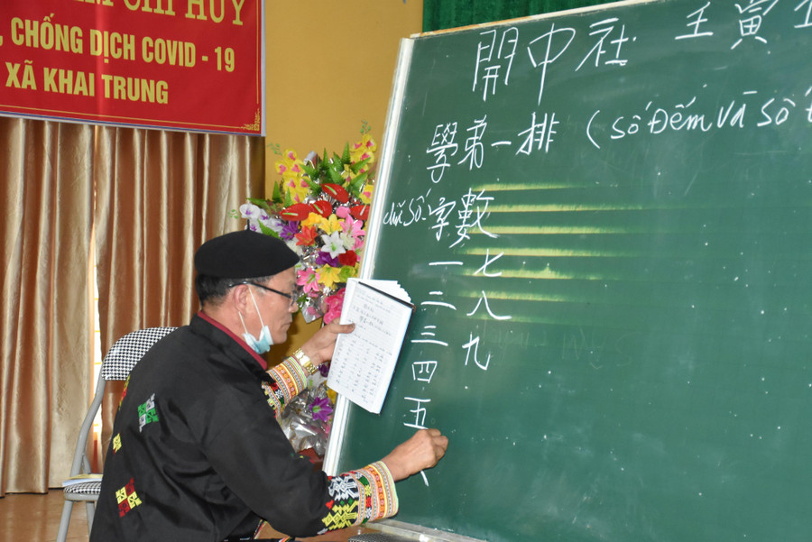 Một buổi lên lớp của nghệ nhân người Dao ở Yên Bái Một buổi lên lớp của nghệ nhân người Dao ở Yên Bái