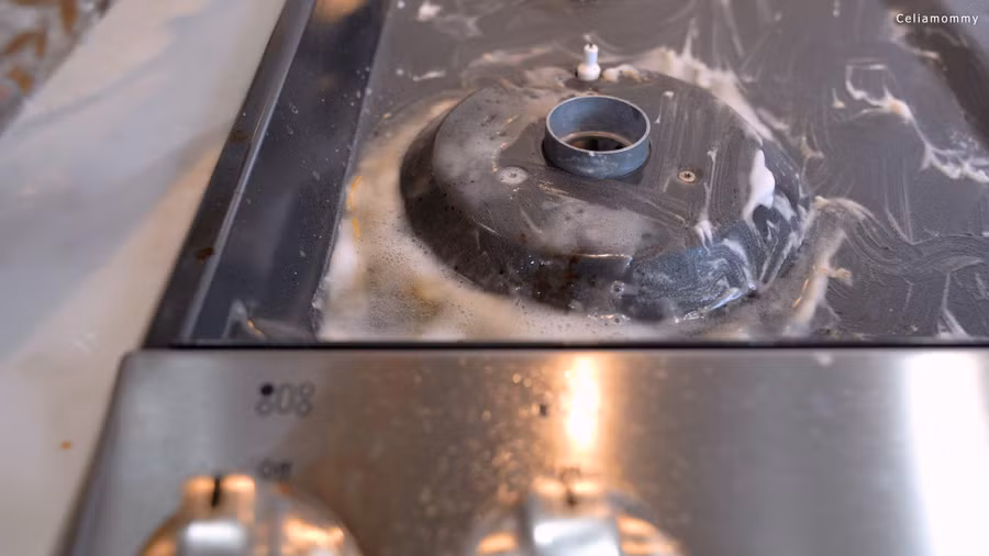 Sau khi quét hỗn hợp baking soda lên thì nhớ để 10 đến 15 phút nhé. Vết ố lâu ngày thì nên để lâu hơn.