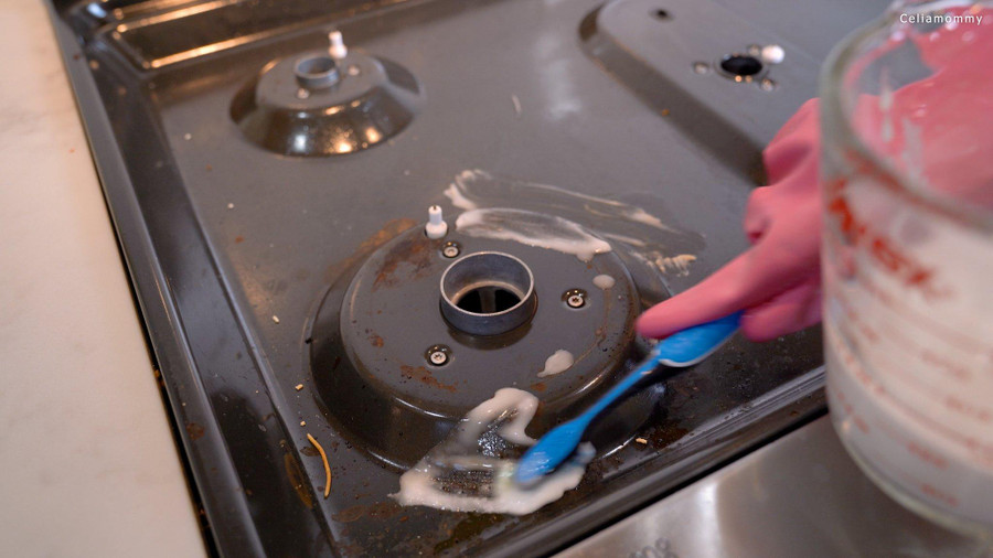 Bếp mỗi lần nấu luôn bị dính dầu ăn, vết ố vàng bám lên liền. Bếp mỗi lần nấu luôn bị dính dầu ăn, vết ố vàng bám lên liền.