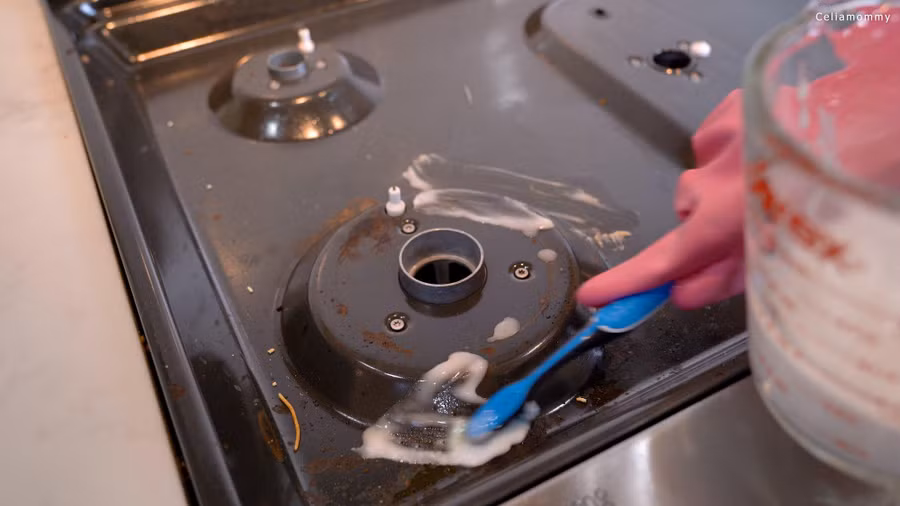 Bếp mỗi lần nấu luôn bị dính dầu ăn, vết ố vàng bám lên liền.